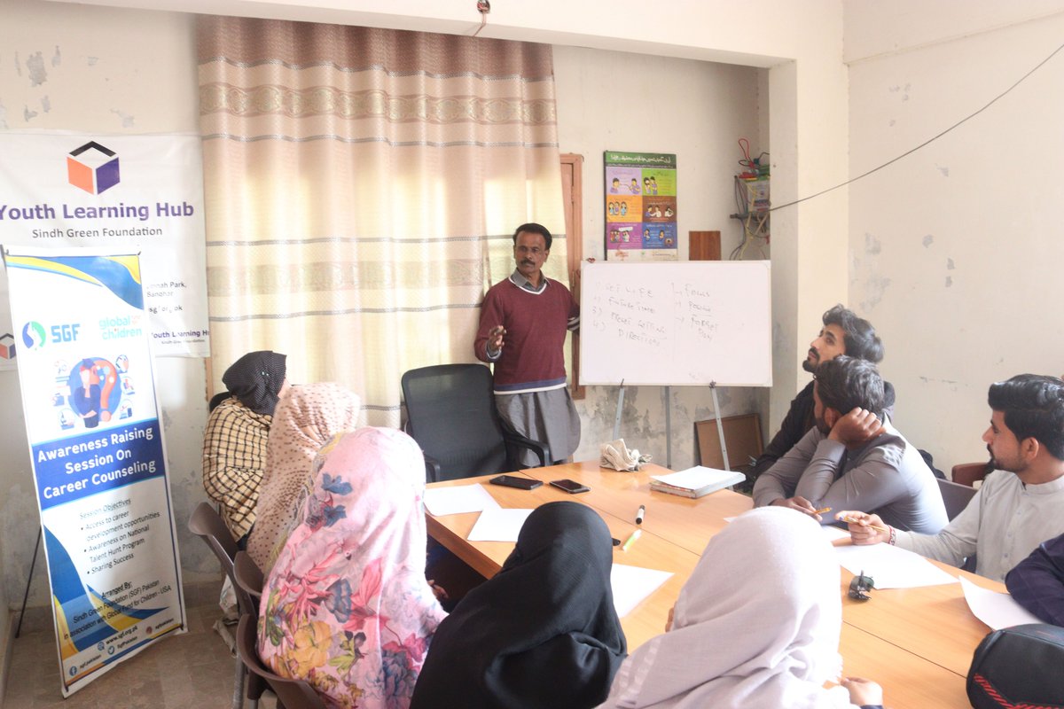SgfPakistan's tweet photo. A youth career counseling session was conducted under Spark Fund of @Global4Children - Mr. Muhammad Uris Umrani, a well-known educationist and specialist in youth employment, led a session on goal setting to enhance their academic and career skills
#SparkFund  #EmpoweringYouth https://t.co/w5dVnyNf1x