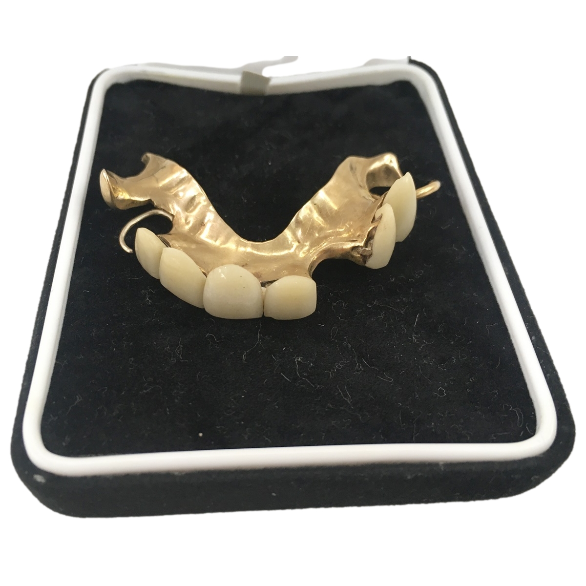 Countrylifemag's tweet photo. Churchill's dentures, Bruno's boxing glove and Hurst's boot: extensive memorabilia collection up for auction https://t.co/cXSJ2dML6y https://t.co/mLD3HJ7IcF