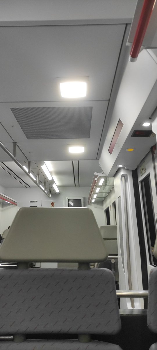 raf_jimix's tweet photo. 😡 Parados desde hace 15 minutos antes de arc de triomf... Si pierdo el el #Yrio hacia Madrid, me pagáis el billete, verdad? @rodalies https://t.co/SaseZLS67m