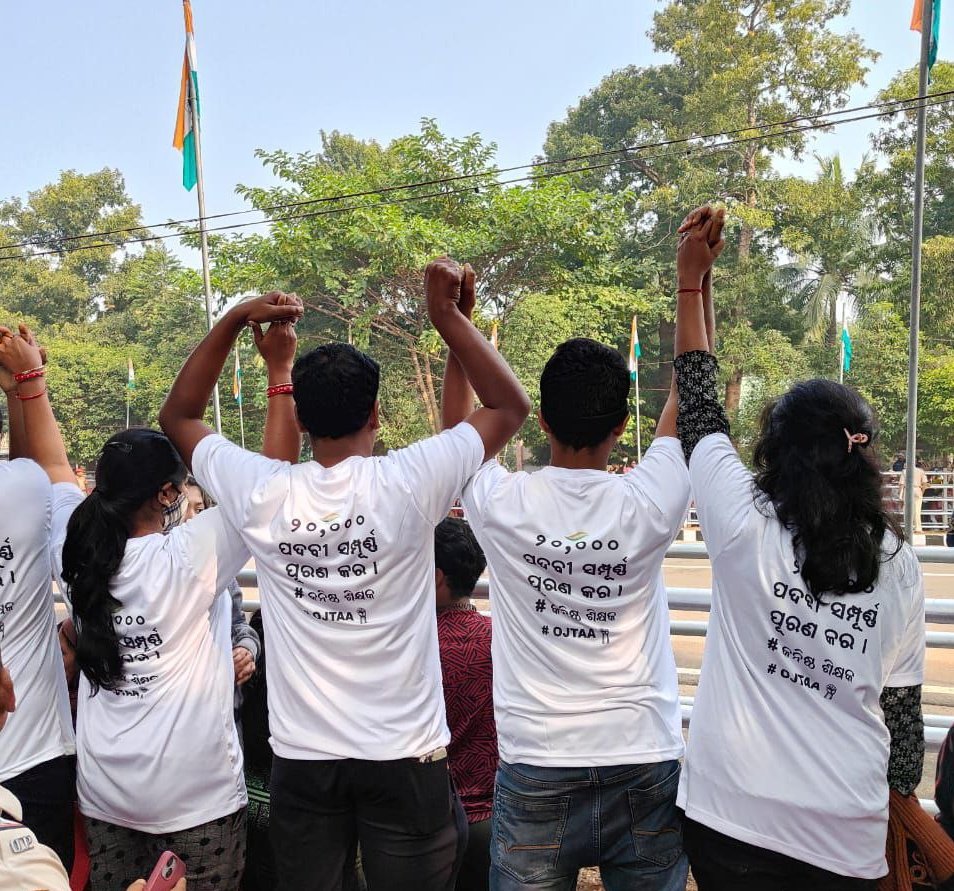 D_pujabhatta's tweet photo. ଶିକ୍ଷକ ନିଯୁକ୍ତି ଦାବିରେ ଛାତ୍ରଛାତ୍ରୀ ରାଜ ରାସ୍ତାରେ, 
ଶିକ୍ଷକ ହେବା ଦାବି ରେ ଆଶାୟୀ ପ୍ରାର୍ଥୀ ବି ରାଜ ରାସ୍ତାରେ , ଶିକ୍ଷା କ୍ଷେତ୍ରରେ ଏ ଅଦୃଶ୍ୟ ପ୍ରତିବନ୍ଧକ କିଏ???????@CMO_Odisha @OSEPA_Official @SMEOdisha @dpradhanbjp @GovernorOdisha @otvkhabar @kanak_news @ArgusNews_in https://t.co/QOV5o3oOh4