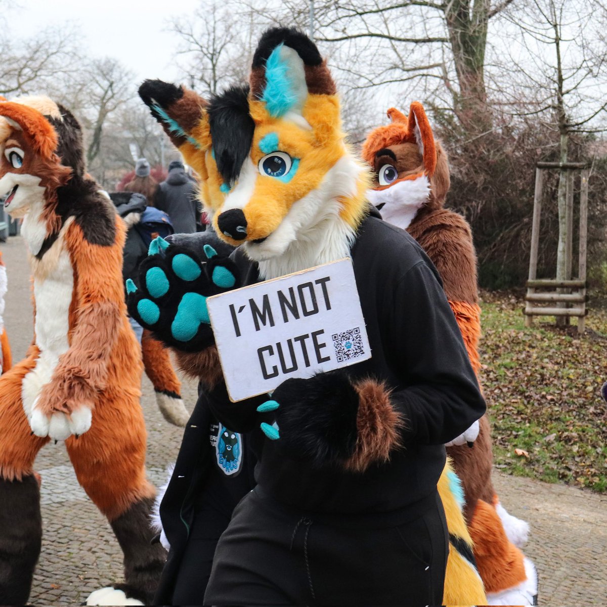 Oh howdy! Didn't notice you there 😅🙈🦊
Happy #fursuitfriday 
📷 | LukyBollard