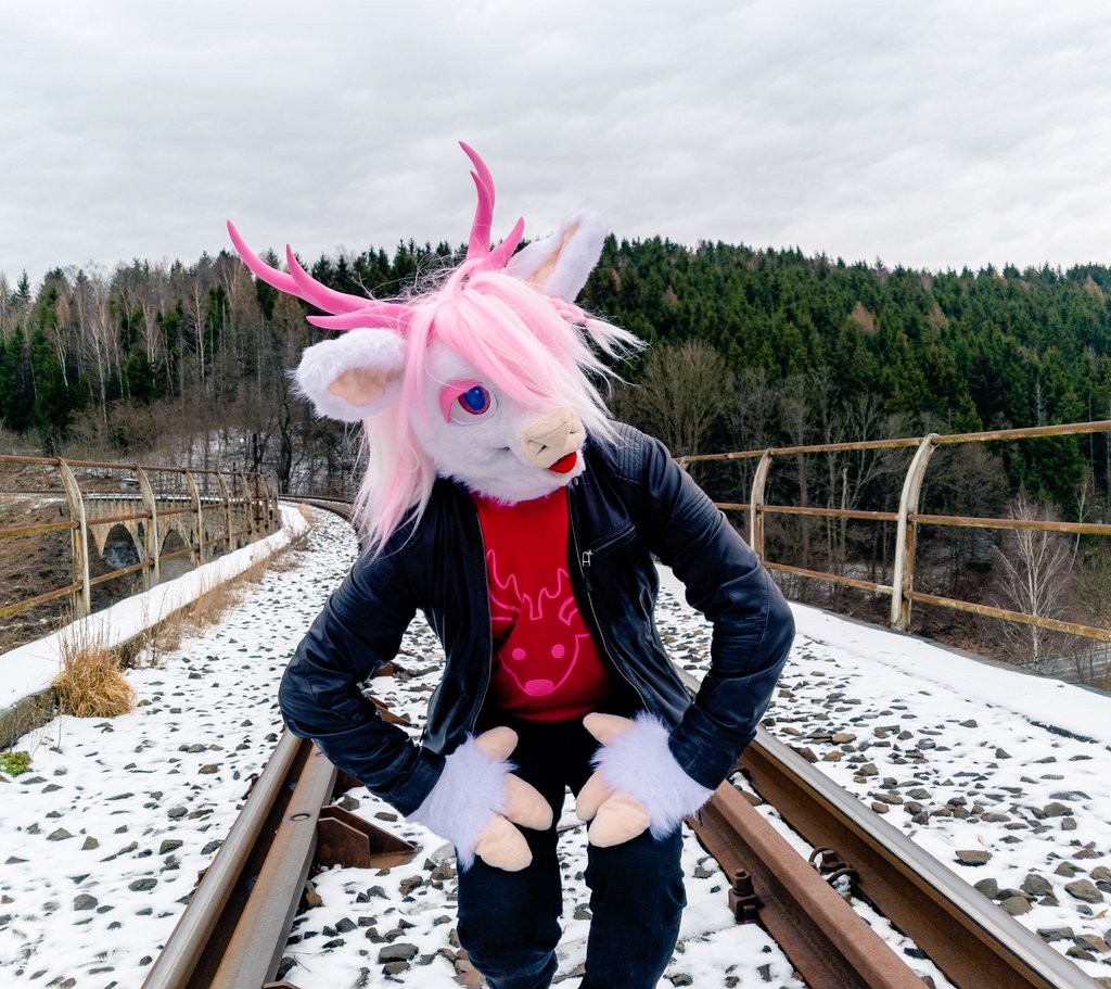 What a beautiful light you have there, train-san 🚂🦌
#FursuitFriday