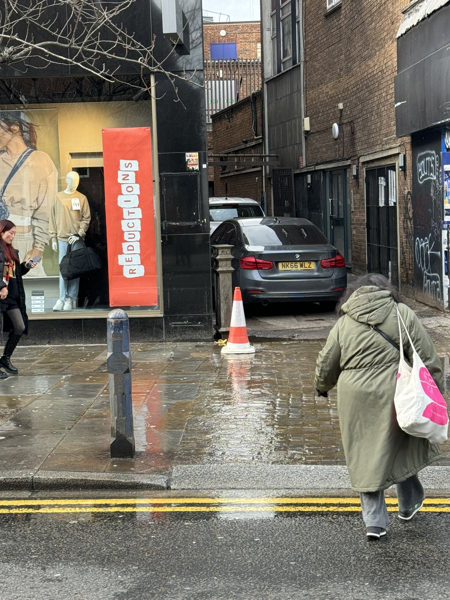 twishart's tweet photo. @thameswater Reporting - water is still pouring. https://t.co/CEia1qTw0y