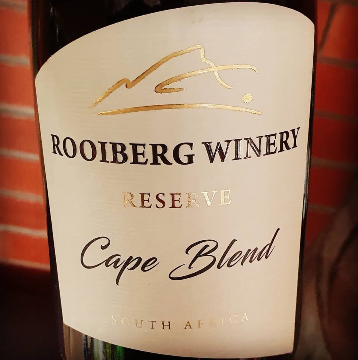 RooibergWines's tweet photo. "The pride and joy of Rooiberg Winery, dark in colour, showing ripe dark fruit and cherry on a leather nose. It's a full-bodied style, yet delivering super-smooth tannins. Plum and spice. The perfect braai partner." 🔥
@jakkalsonderdietrap - thanks for the review 🖊️
#rooi ... https://t.co/GpnB96Cfm3