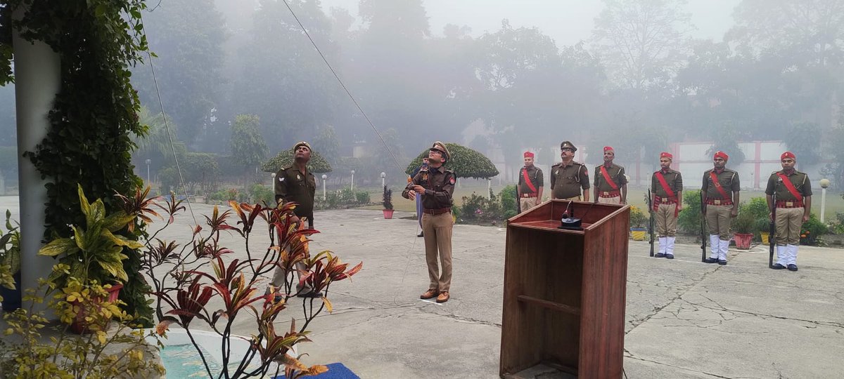 DeoriaPolice's tweet photo. 75वें “गणतंत्र दिवस” के शुभ अवसर पर कैम्प कार्यालय पर #SPDeoria द्वारा किया गया ध्वजारोहण, सभी को मिष्ठान वितरित कर दी गयी शुभकामनाएं व बधाई।
#UPPolice https://t.co/3JAp9eeRVG