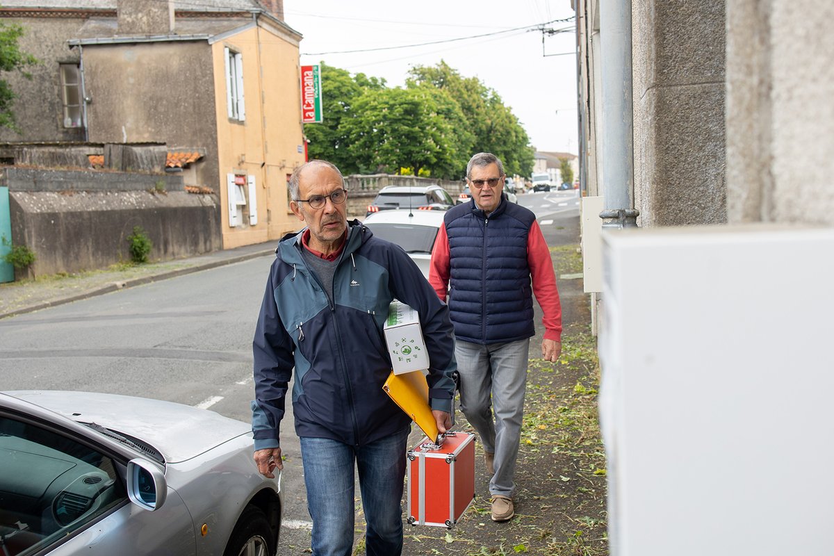 Secours_Catho's tweet photo. Dans le Poitou, une équipe bénévole vient en aide aux ménages en situation de #PrécaritéEnergétique. Objectifs ? Repérer et épauler les foyers en difficulté pour se chauffer, et accompagner des chantiers de rénovation thermique.  

Lire l'article 👉 https://t.co/GbScua1Rr6 https://t.co/4A7jpD7QBd