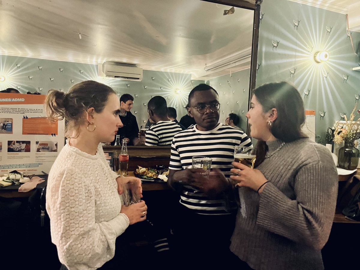 Afterwork de rentrée des Jeunes ADMD parisiens hier soir pour évoquer l’actualité #FindeVie et nos actions de l’année #Solidays #AdmdTour #FetedelHuma. Plus que jamais mobilisé•e•s pour une loi de fin de vie libre et choisie.