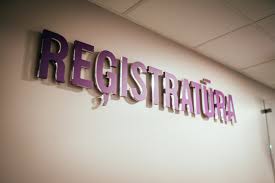 Ak Rīga! Aizvakar biju medicīnas iestādē. Reģistratūrā vīrietis (ap 50) runāja krieviski ar darbinieci. Nākamā sieviete (ap 60) pie lodziņa  sāk krieviski reģistrēties, sarunas beigās abas saprot, ka ir latvietes un pāriet uz dzimto valodu😒. #AtkrieviskoLatviju