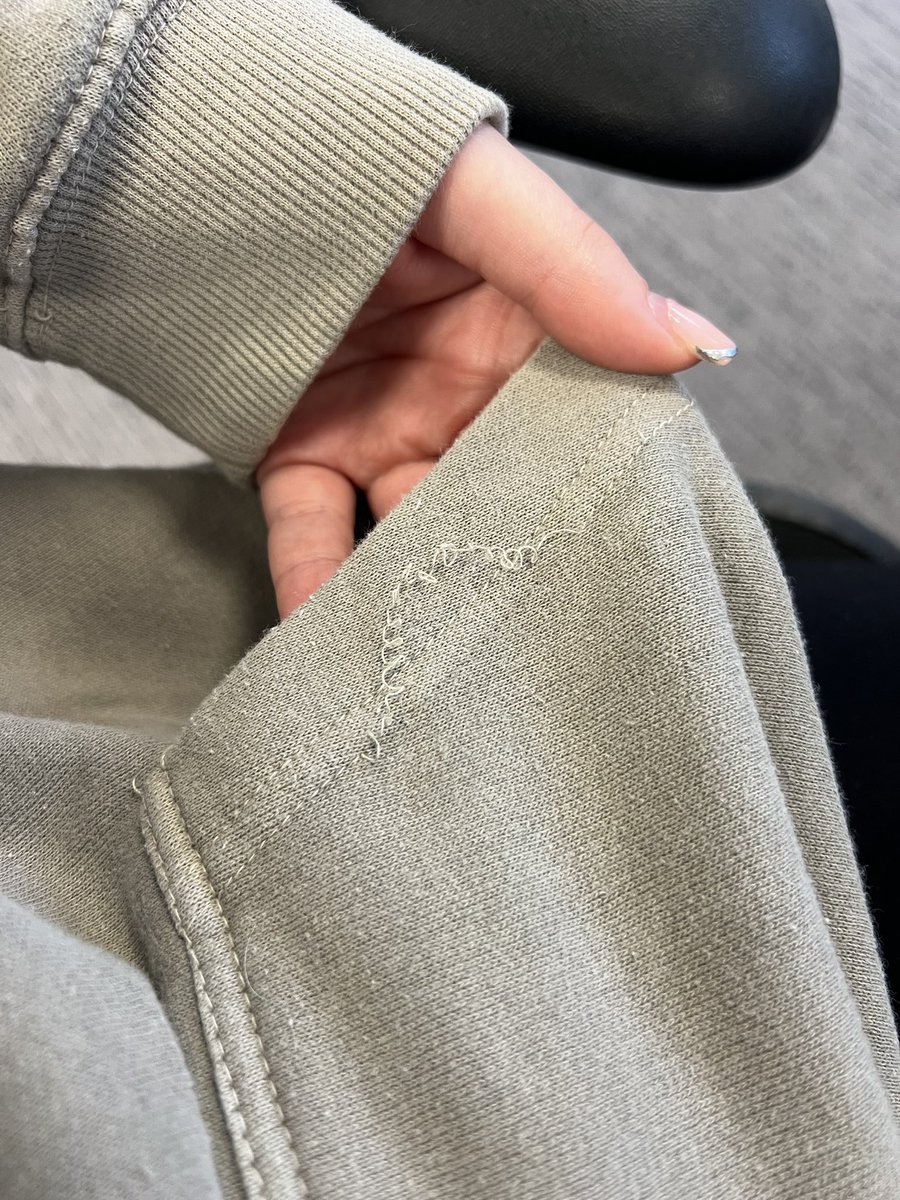 ntashabrumell's tweet photo. @boohoo_cshelp first time wearing a jumper and it’s already frayed on the pocket, i’ve taken the tag of but can i return it? not what i expected an hour into the 1st wear 🤣🥴 https://t.co/WEvjXi4LwJ