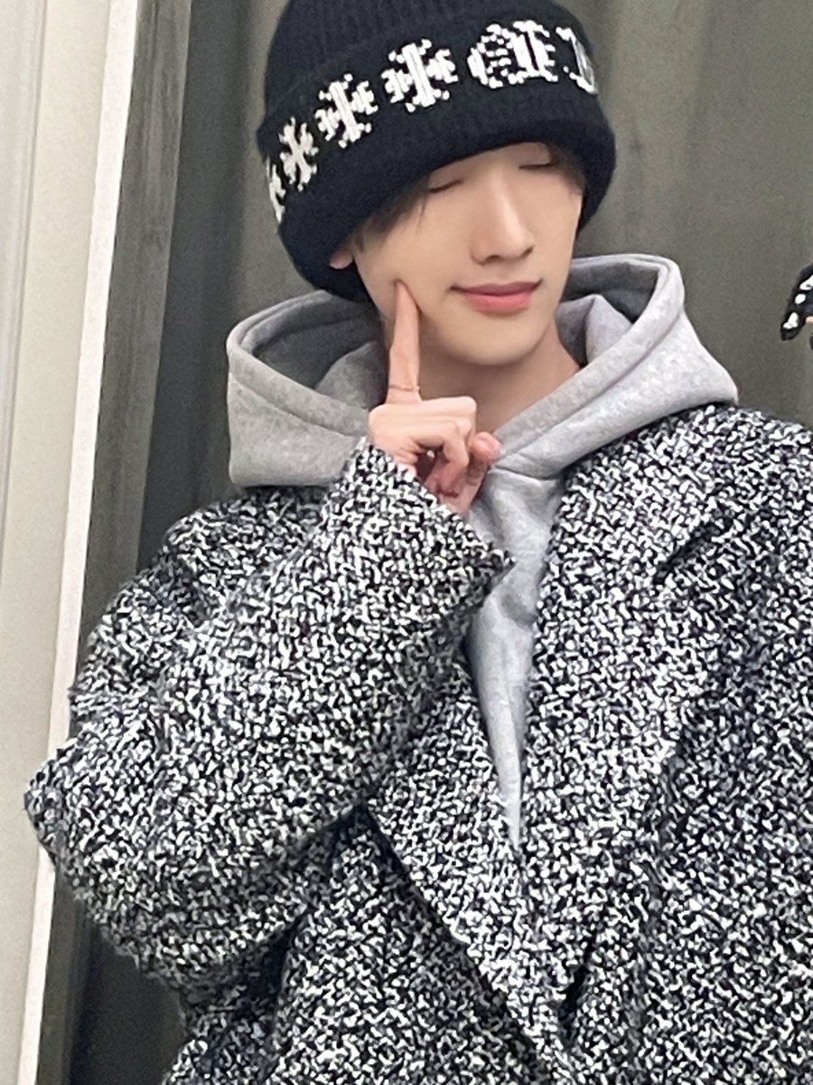 xikers_official's tweet photo. [#세은] 로디!!! 유럽 투어 멋있게 하고 올게요🫶🫶 항상 맛있는 거 먹고 건강하게 지내면서 기다려 주세요! 그리고 이번 투어는 무려!! 정훈이가 응원해 줘서 아주 힘이 날 것 같아요 ㅎㅎ
(김정훈씨 인터뷰 영상 편집도 제가 함 ㅎ)
#xikers #싸이커스 https://t.co/ENnAEAZLY4
