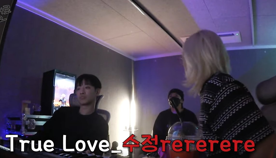 droptheroar's tweet photo. Entero really showed how hard everyone is working; Donghyuk was making his songs next door and then he left for home, Bobby and The Proof kept changing the "True Love" track, I really love bts like this that show the working process, even if it's snippets *-*
#iKON #Entero2 https://t.co/8ae2oSfQYD