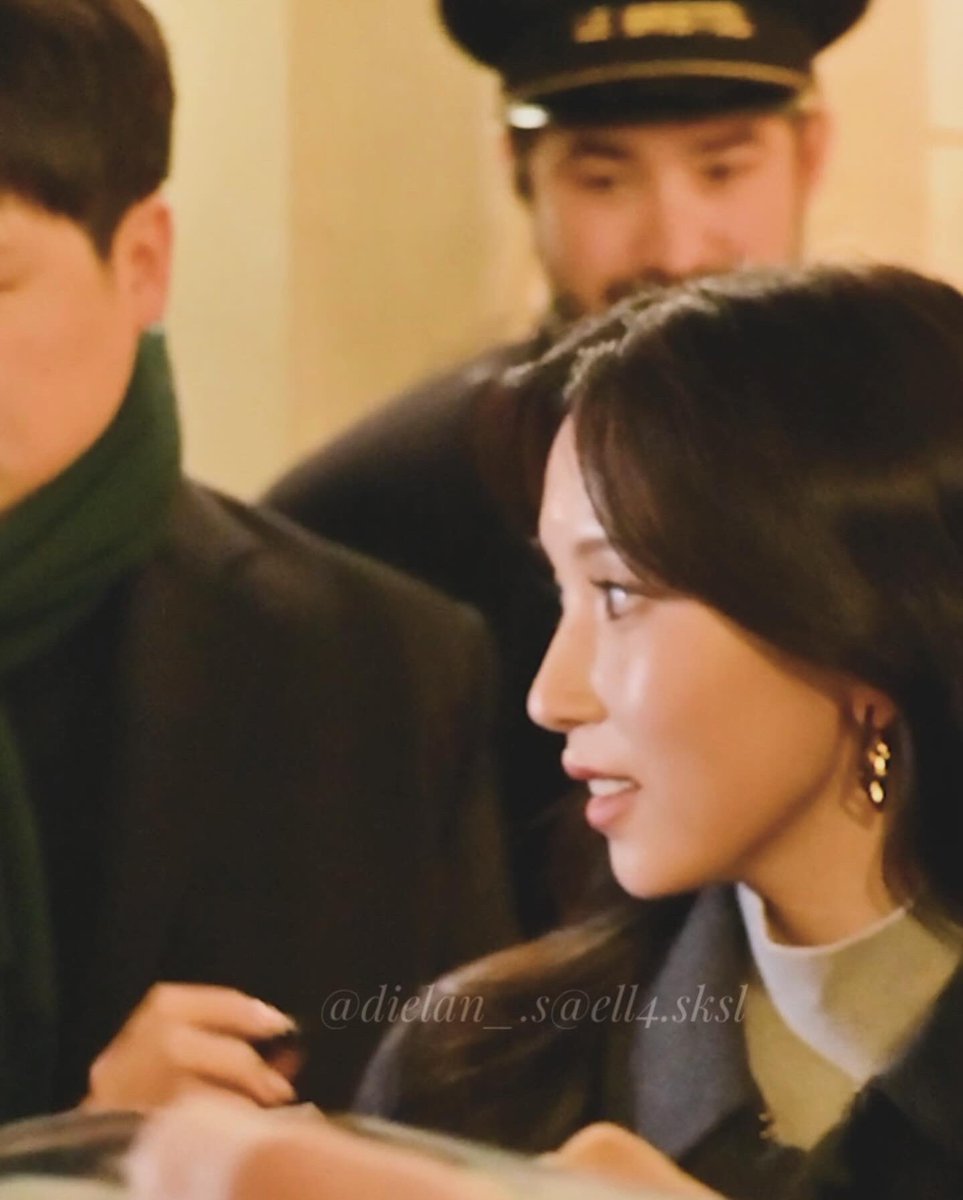 Ellassl25's tweet photo. Pictures of Mina after FENDI 🩵 * photos taken by me and my friend * 💕Go like it on insta as well if you want : ell4.sksl #FENDICoutureSS24xMINA
#FENDIXMINA #MYOUIMINA https://t.co/PQuqtwDoGl