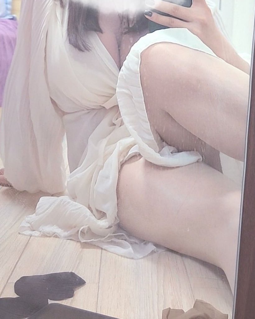 AHansen41656's tweet photo. #人妻 #美女 #美胸 #后入 #身材 #美腿 这几天不知道是不是生病了，下面一直湿湿的，怎么办呀？ https://t.co/yYA1CgyVEo