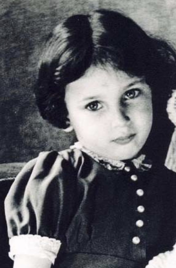 26 January 1937 | A Dutch Jewish girl, Esther Polak, was born in Amsterdam. She arrived at Auschwitz in a transport of 1010 Jews deported from Westerbork on 28 July 1942. She was murdered in the gas chamber after selection.