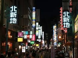 Ptaro_chan's tweet photo. 中学1年の時に転校
　↓
転校先のクラスのリーダー的存在の生徒からイジメを受ける
　↓
「持ち物を隠される」
「弁当の中身をひっくり返される」
「トイレに閉じ込められ水をかけられる」
　↓
2年生になりクラス替え、親友ができる
　↓
その年の冬に親友と思っていた同級生からイジメを受ける
　↓
　↓
　↓
この壮絶ないじめをきっかけに自●未遂を図る
　↓
中学3年生になり復学するもののイジメは続いた
　↓
美容専門学校に合格したが進学はせず
　↓
居場所を求めて暴●団の世界に入る
　↓
　↓
　↓
16歳の時に人に認めてもらいたい一心で、彫り師に頼んで「観音様に蛇」の刺青を入れる
　↓
同年、組長と結婚、極道の妻に
　↓
ほどなくして離婚
　↓
20代前半で大阪北新地のクラブでホステスとして働く
　↓
　↓
　↓
幼いころから世話になっていた父親の友人と再会
　↓
いつまでも再起しようとしない堕落した生き方に激怒される
　↓
「あんたが道を踏み外したのは、あんただけのせいやないと思う。親も周囲も悪かったやろう。でもな、いつまでも立ち直ろうとしないのは、あんたのせいやで、甘えるな！いつまでこんな生活をするのや。今からでも遅くないから、もう一度、人生やり直してみ」
　↓
”自分と真剣に向き合ってくれる人がいる”、という事実に心動かされ再起を決意する！
　↓
　↓
　↓
ワンルームマンションに引っ越し、机を置いて猛勉強
　↓
中卒の学歴を乗り越えて、22歳の秋に宅建試験と司法書士試験に合格
　↓
近畿大学法学部通信教育課程に入学
　↓
29歳、最難関の司法試験に一発合格
　↓
　↓
　↓
その後、大阪市長から「子どもたちの気持ちがわかるだろうから、大阪の教育をやってほしい」との要請により助役（副市長）に就任
　↓
女性としては初、市役所外部からの異例の人事
　↓
副市長退任後は法律事務所に入所しながらも、龍谷大学客員教授に就任
　↓
　↓
　↓
現在は、弁護士として、イジメ・少年事件などに取り組んでいる

「耐えられない試練は与えられない、大事なのは心の持ち方。目の前の壁を「越えられる」と思うことから始めてみる。すると、ひょんなところから、アイデアが浮かんできたりするもの。どんな状況でも、前向きに考えるようにすれば、必ず良い結果になる」と語るのは、

梅田総合法律事務所所属
弁護士　大平 光代 さん！