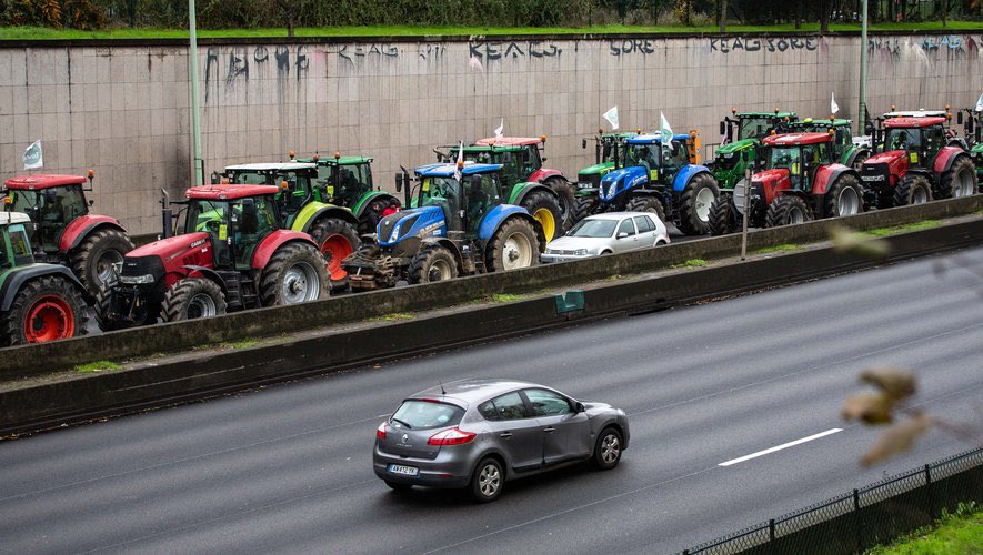 Colère des agriculteurs : il chie au milieu de l’autoroute.