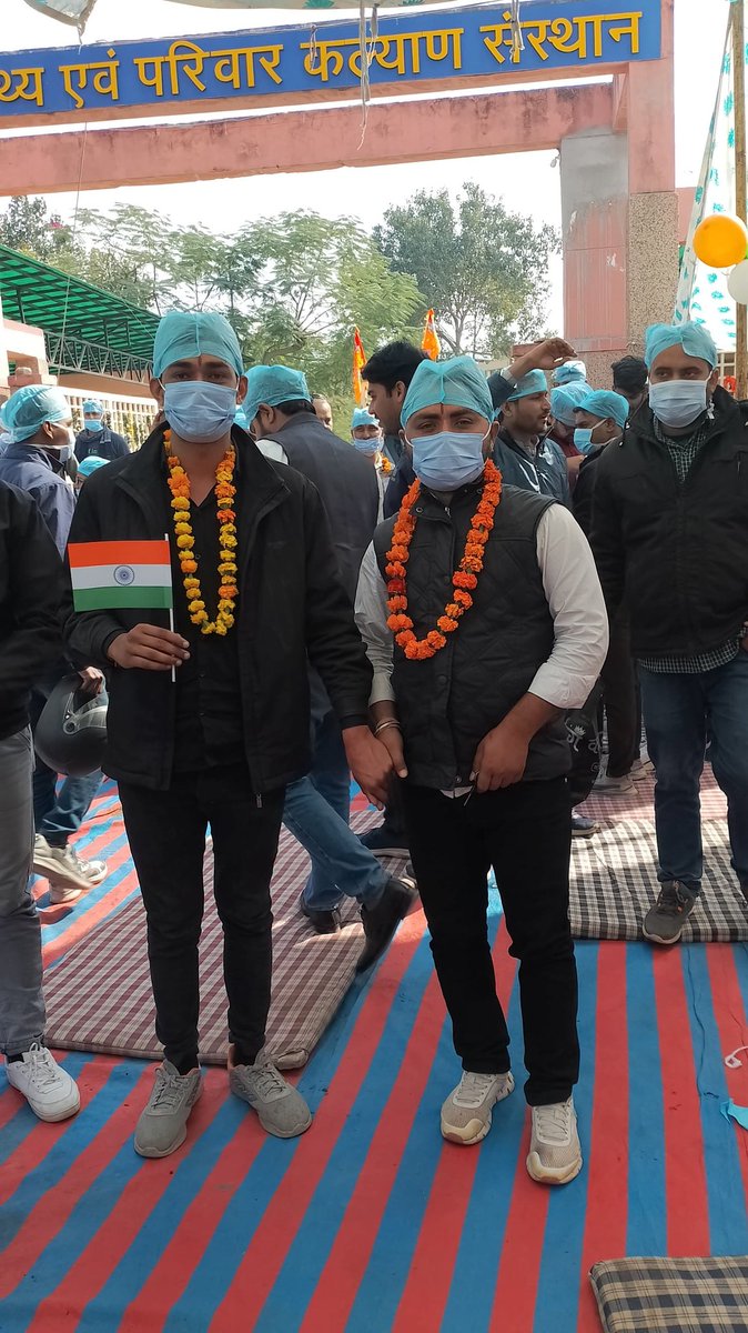 rp_meena_swm's tweet photo. आमरन अनशन में तब्दील बेरोजगार मेडिकॉज का धरना...

चिकित्सा विभाग की भर्तियों में लेटलतीफी से आक्रोशित अभ्यर्थी, पिछले 8 दिन से शिफू के बाहर धरना देकर बैठे सैकड़ों बेरोजगार,
#नर्सिंग_एवं_पैरामेडिकल_स्टाफ_को_नियुक्ति_दो 
@BhajanlalBjp 
@GajendraKhimsar
@RajCMO https://t.co/vIb8Nay7wm