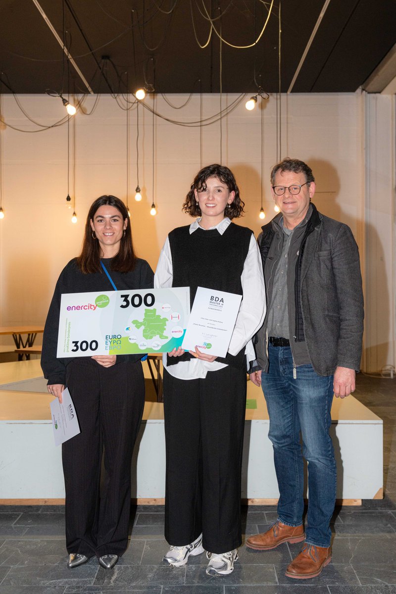 enercity_Fonds's tweet photo. Masterabsolventinnen bringen #Bauwende voran!
#proKlima-Sonderpreis in Rahmen des Master-H Preises des #BDA an Absolvierende der @UniHannover verliehen.
Herzlichen Glückwunsch an beide Absolventinnen zum Preis und Masterabschluss!
Ganzen Bericht lesen: https://t.co/FODtWqbrfj https://t.co/Gr97W03CeM