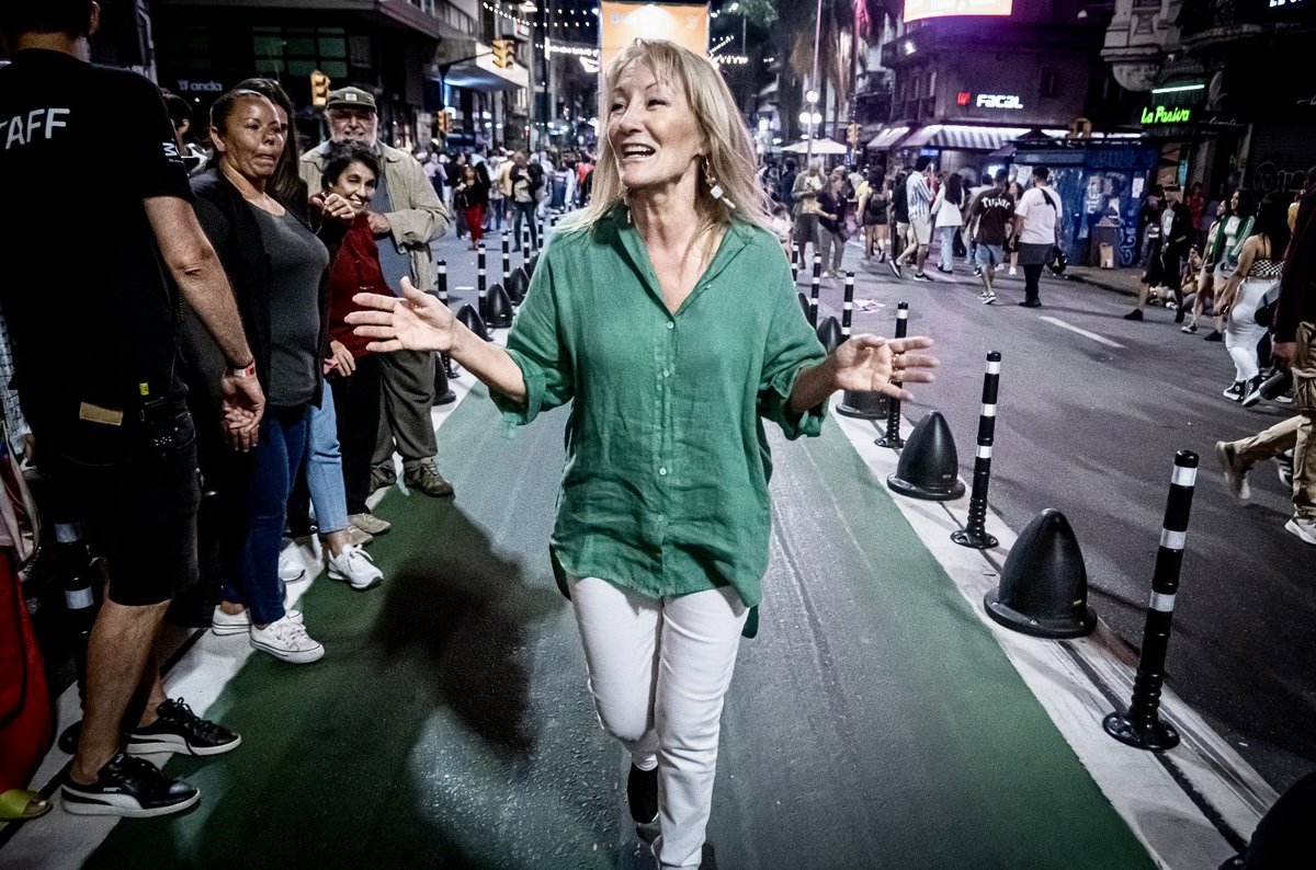 En una semana te metió los 300 años de Montevideo y el desfile inaugural de carnaval. Le da alegría a la gente y eso no tiene precio.

#MiPresidenta
#EsConElla
#LloraFacho

Muy buenos días para todos!