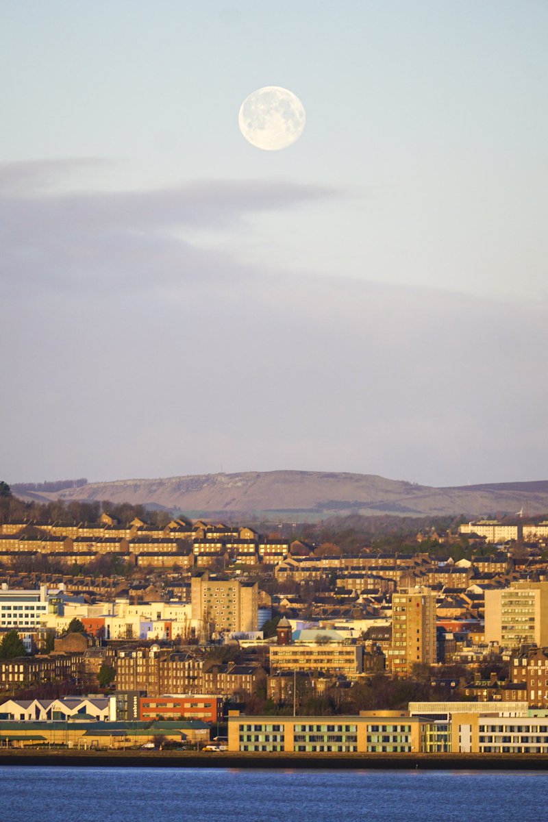 Full moon over <a href="/dundeeuni/">University of Dundee</a> this morning.