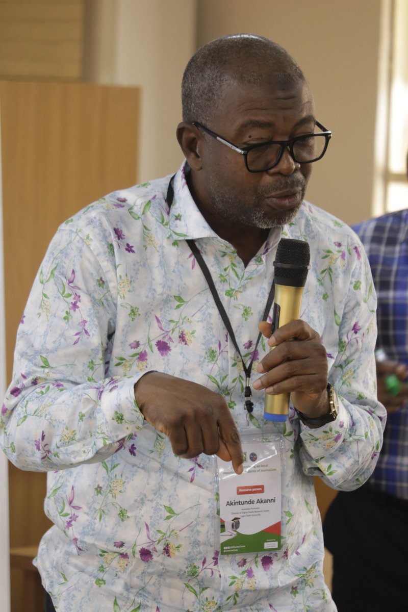 There is no shortcut to good writing. The most reassuring path to excellence is by reading other good writers- @AkintundeAkanni speaking to students of journalism at the local reporting training organised by @WSoyinkaCentre. #CMEDIALocalReporting