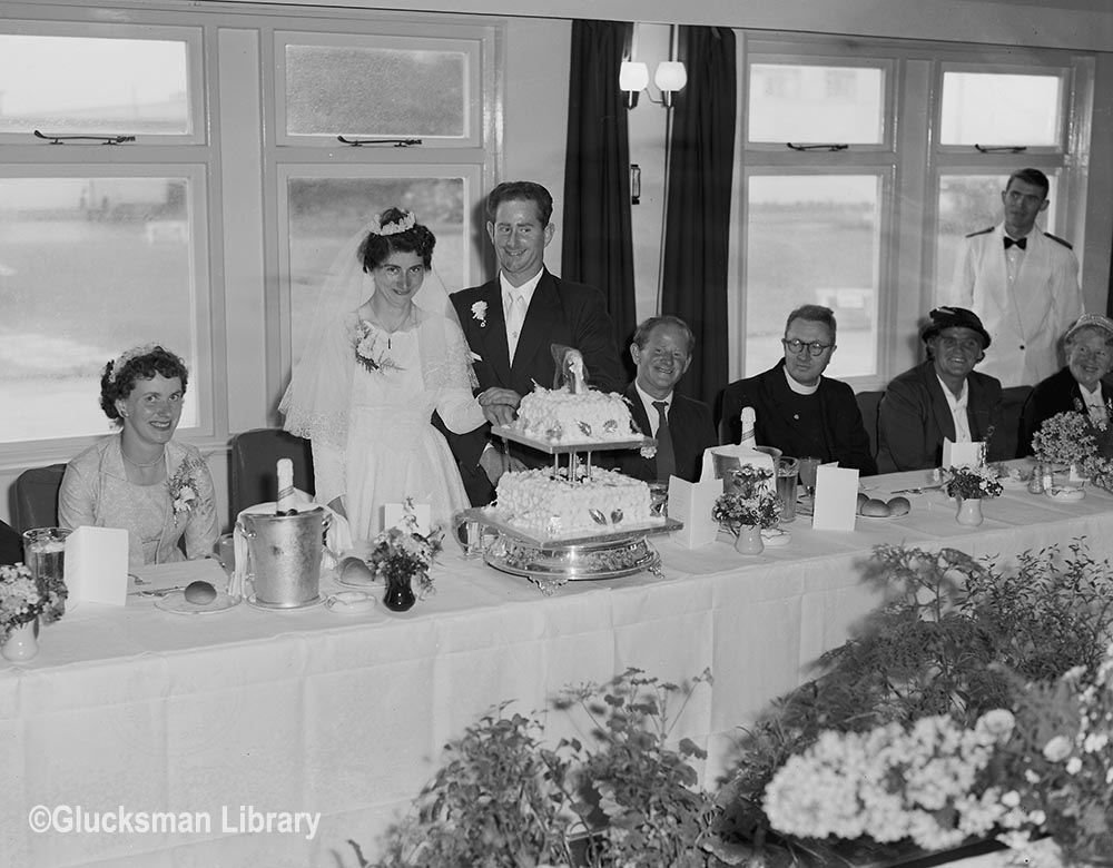 Happy Valentine’s Day! Here are some photographs of two weddings that were celebrated at Shannon Airport in 1959. This collection is being catalogued as part of the @wellcometrustfunded New Jerusalems project! #NewTownArchives @ULLibrary @ShannonHeritage @ShannonAirport