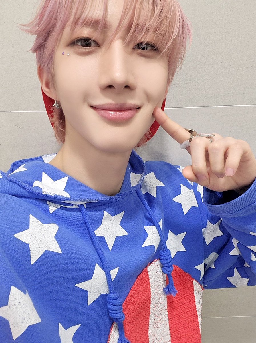 CUBE_PTG's tweet photo. [📸] 240126 @ #뮤직뱅크

오늘도 유니버스의 많은 사랑과 응원 덕분에 에너지 넘치는 무대를 선보인 후이 👏
유니들! 남은 활동 기간 동안 서로에게 더 흠〰️뻑 빠져보아요 우리 ♥️

#후이 #HUI 
#WHU_IS_ME_Complex
#흠뻑 #Hmm_BOP https://t.co/H1mQBobAy9