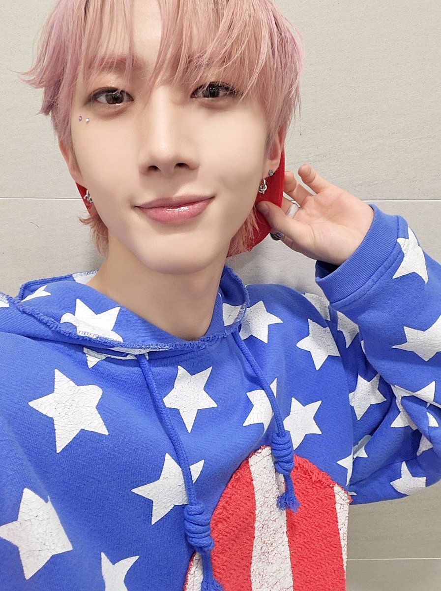 [📸] 240126 @ #뮤직뱅크

오늘도 유니버스의 많은 사랑과 응원 덕분에 에너지 넘치는 무대를 선보인 후이 👏
유니들! 남은 활동 기간 동안 서로에게 더 흠〰️뻑 빠져보아요 우리 ♥️

#후이 #HUI 
#WHU_IS_ME_Complex
#흠뻑 #Hmm_BOP