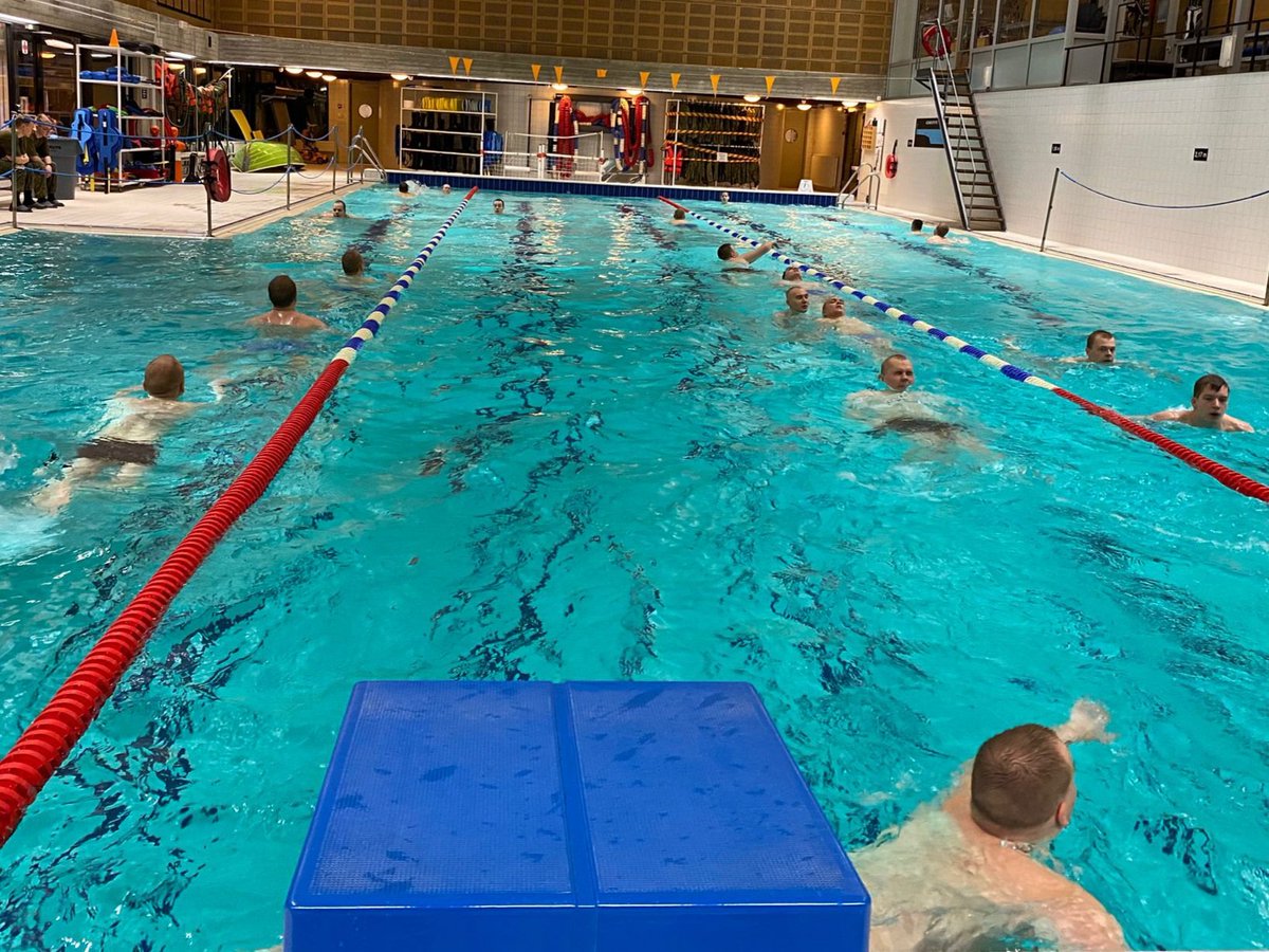 KainuunPR's tweet photo. Alokaskauden alkuun kuuluu uimataidonmittaus.  VMTK järjestää liikunnanohjaajan vetämää uimakoulua vapaa-ajalla niille, jotka sitä tarvitsevat. Myöhemmin altaalla pidetään hengenpelastuskoulutukset. Altaalla tänään 1VK.

#kaipr #maavoimat #uimataito #inttiarki #psvp #vmtk https://t.co/TmXPYubWNQ