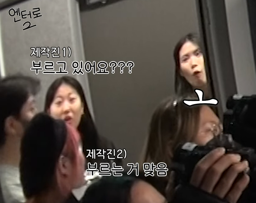 droptheroar's tweet photo. When Bobby started recording, the filming team got shocked:D
👩 "Is he singing live now?!"
🧑 "Yeah"
👩"He is rapping live, yep"
👩 "Wow"
[They couldn't even believe his rapping skills]
#Entero2 #iKON https://t.co/CzwvFzzsNY