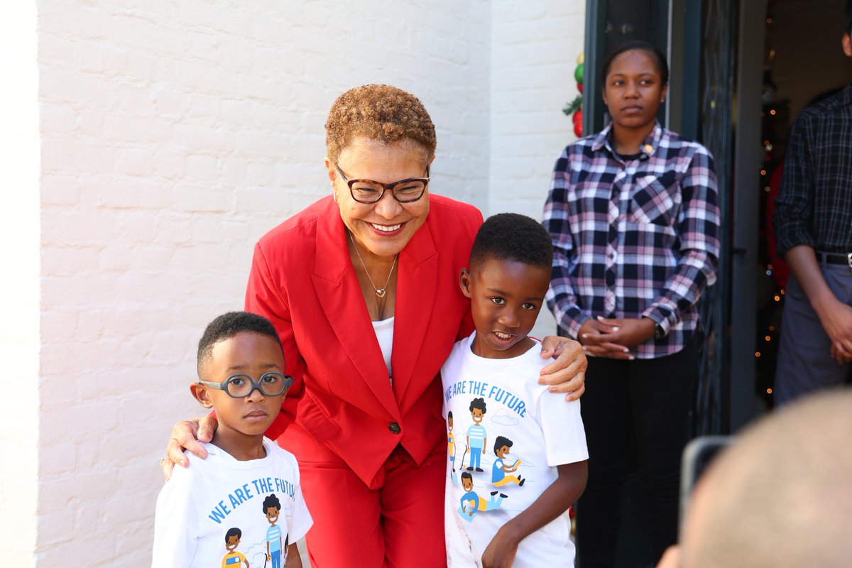 GettyHouse's tweet image. Getty House Winter Holiday Festival. The festival was a celebration of the diversity of winter holidays and featured various arts and crafts activities, plus face painting, professional dunkers, and snow. #GettyHouseFoundation
