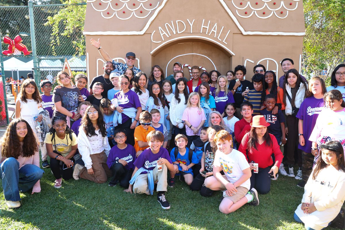 GettyHouse's tweet image. Getty House Winter Holiday Festival. The festival was a celebration of the diversity of winter holidays and featured various arts and crafts activities, plus face painting, professional dunkers, and snow. #GettyHouseFoundation
