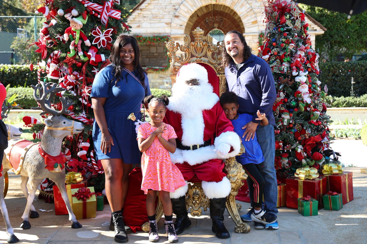 GettyHouse's tweet image. Getty House Winter Holiday Festival. The festival was a celebration of the diversity of winter holidays and featured various arts and crafts activities, plus face painting, professional dunkers, and snow. #GettyHouseFoundation
