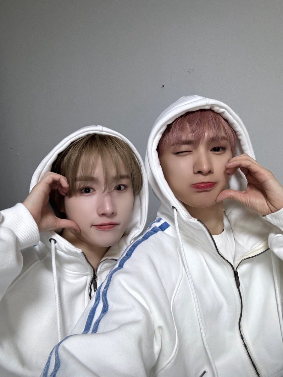 TPST_twt's tweet photo. [#LEW] 🐻🐶후디셀카 https://t.co/guW5BChrPJ
