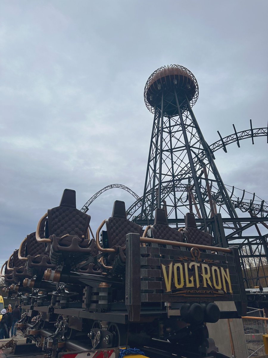 MichaelMack's tweet image. Wunderschön @europa_park Der erste Zug ist da #VoltronNevera  @AutomobiliRimac @mackridescom
