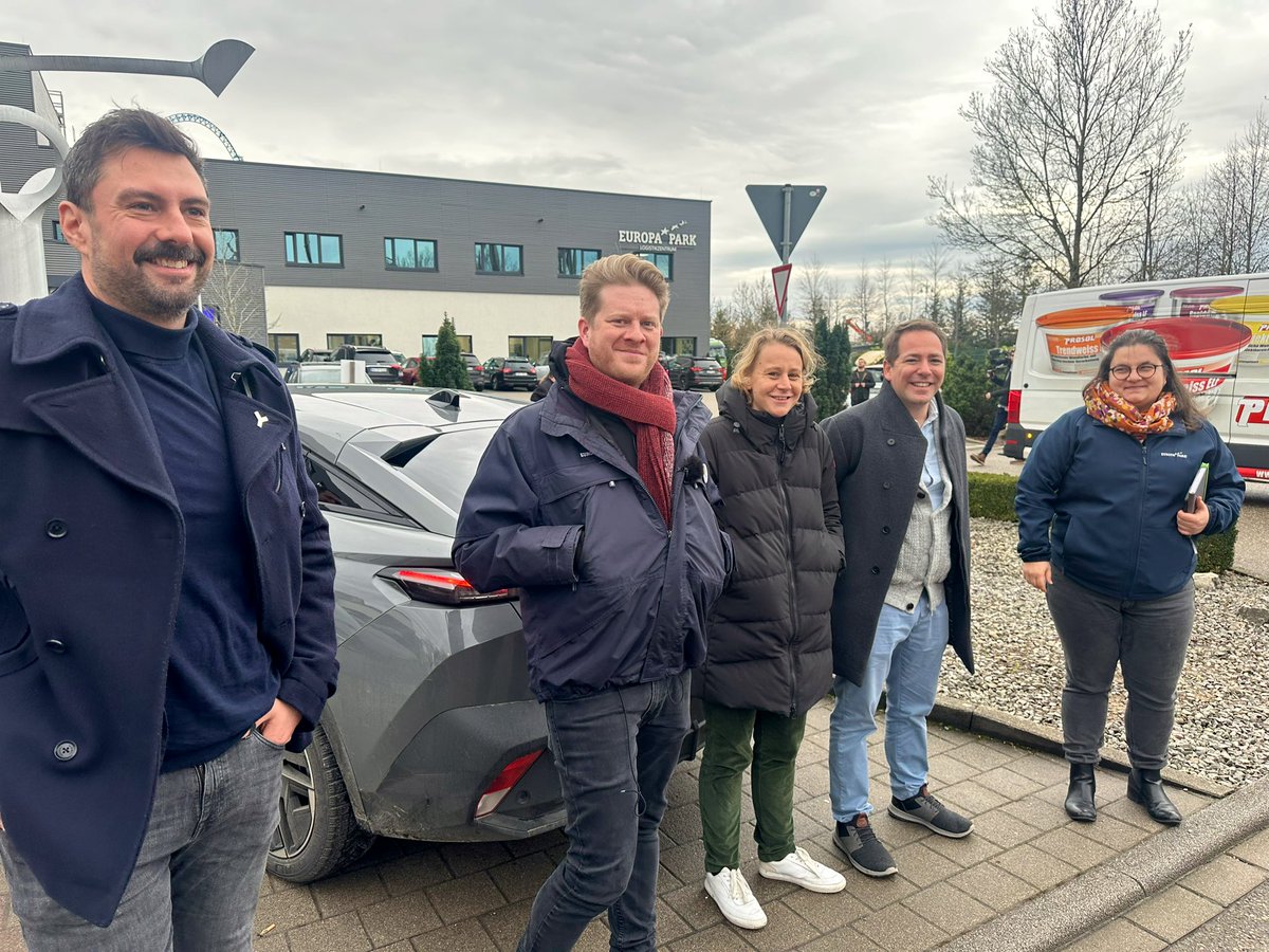 MichaelMack's tweet image. Wunderschön @europa_park Der erste Zug ist da #VoltronNevera  @AutomobiliRimac @mackridescom