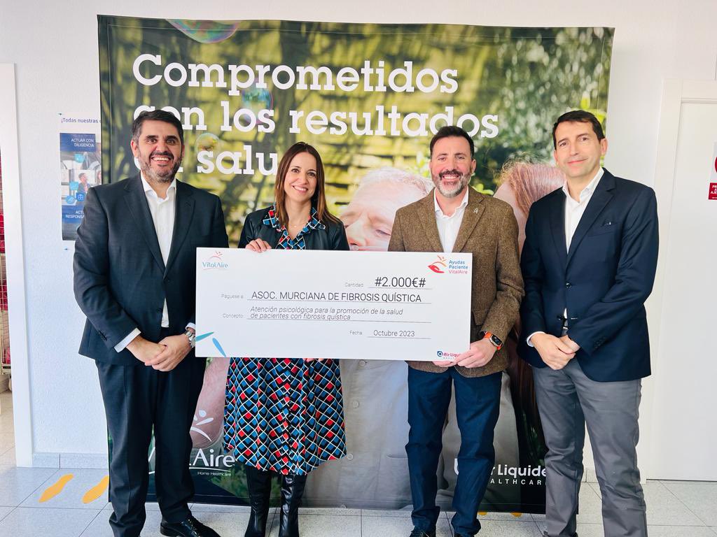 La gerente del SMS, Isabel Ayala, entregó a @FibrosisQuistic uno de los premios de VitalAire por su proyecto ‘Atención psicológica para la promoción de la salud en pacientes con FQ’. ¡Gracias por vuestra implicación!