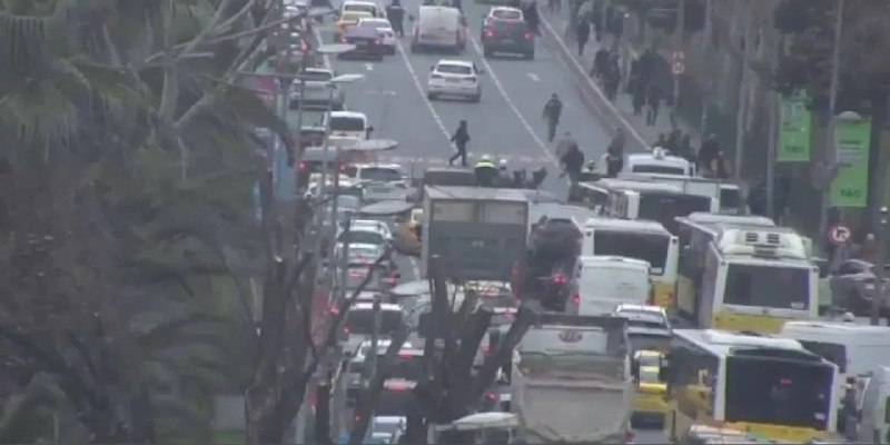 Fatih Vatan Caddesi'nde yol kenarında unutulan çanta paniğe neden oldu. Yol trafiğe kapatıldıktan sonra patlatılan çantadan kıyafet çıktığı öğrenildi. #peyamgündem #sondakika #deprem #incitaneleri #kastamonu #suriyeli #KurtlarVadisi #İmamoğlu #KeremAktürkoğlu #muratkurum #dilber