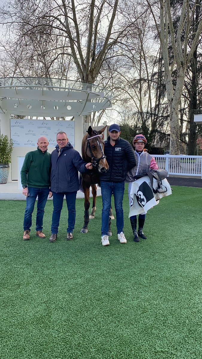 Hippodrome_Pau's tweet photo. PRIX AL CAPONE II, course AQPS pour les 4 ans (25/01) : KADOR BAIE prend l’avantage au saut de la dernière haie et s’impose sous la selle de Lucas ZULIANI, pour l’entraînement de Patrice QUINTON 👏🥇 https://t.co/67QzLv55Hv