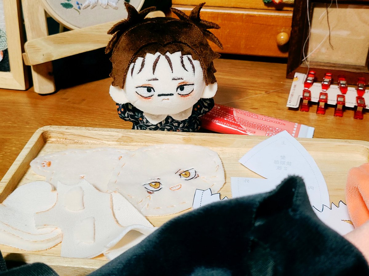 「目元赤く塗ってちょそぬい完成だ〜 変な服着せてごめんね?」|まろまゆのイラスト
