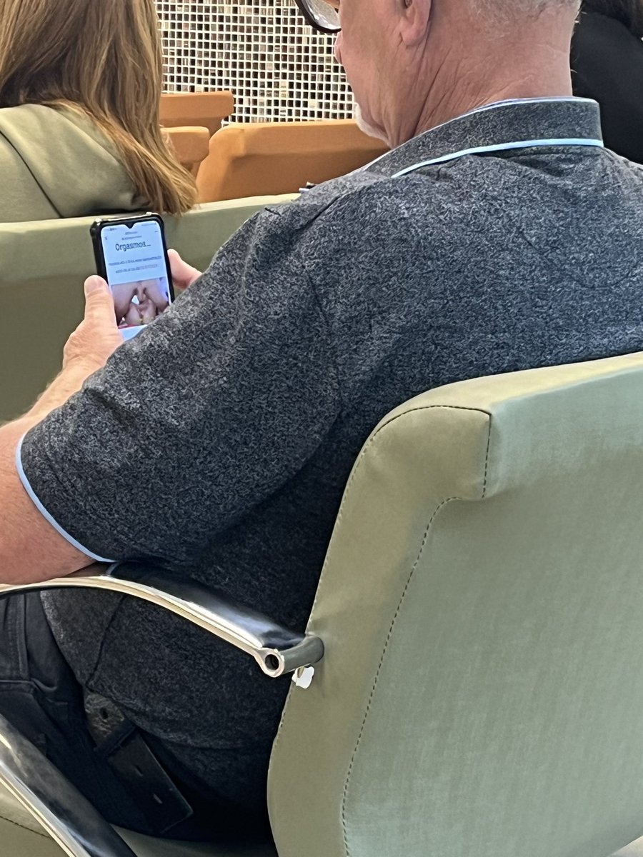 Broonovaz's tweet image. Tem um tiozinho aqui que é taradinho. #NaoJulgo