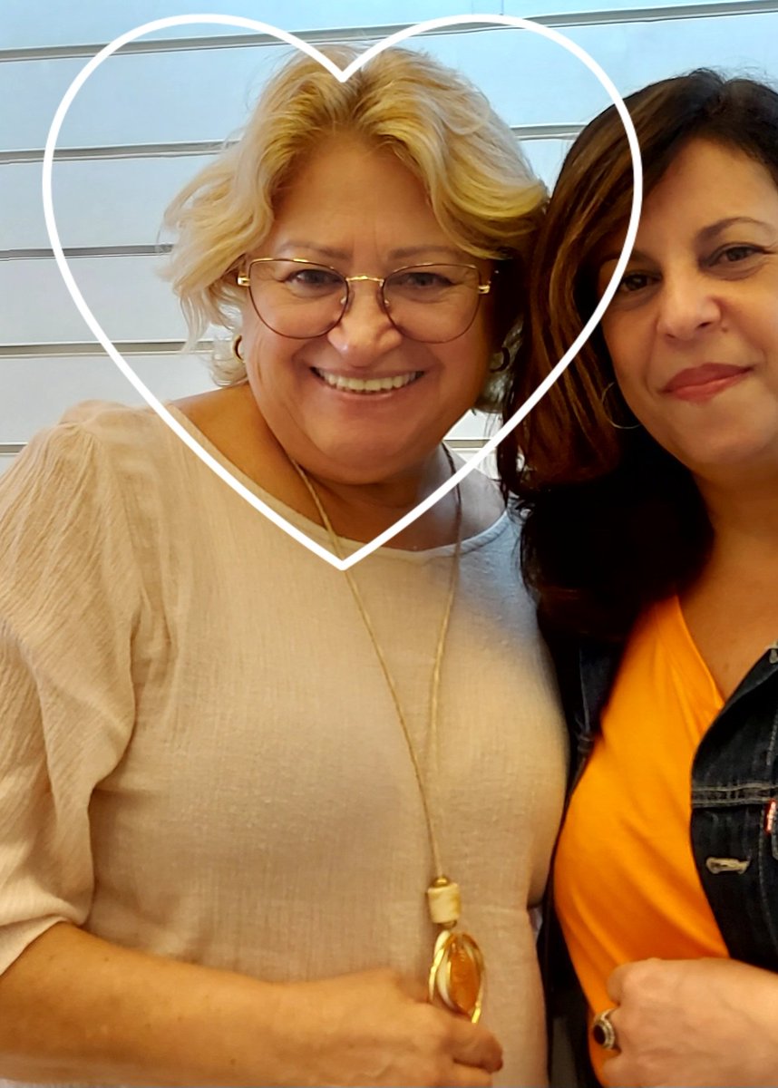 Valeria_Jurado6's tweet photo. me deixa contar uma história 

essa moça é Maria Helena, com uns 20 lá no Ceará, sofreu um desses revezes da vida, decidiu se mudar para trabalhar em Essepê, foi camelô no Brás, vendia miudezas, a primeira loja com o irmão, ela era gerente, boa vendedora tino para os negócios, Maria Helena montou sua própria loja de calcinhas cuecas roupas de criança... casou, teve uma filha incrível talentosa roteirista @TheFazz, separou, tocou a vida, tomou rasteiras, nunca desistiu, lojista e distribuidora do ramo infantil e bebês, fez fama no Brás, visitando a família em Juazeiro do Norte - Ceará, reencontrou um conhecido de infância, se apaixonou, namora à distância, Maria Helena me disse que perdeu o trem das redes sociais, ia se aposentar, mudou de ideia e se REINVENTOU aos 70, fechou a loja do Brás, abriu uma linda e bem grande na rua São Francisco, 409 em Juazeiro do Norte, terra de PADRE CÍCERO, a loja 
ITI MALIA Bebês, já tem funcionária blogueira cuidando das redes, Maria Helena está voltando para o Ceará, novos desafios e novo amor, aquele amor tranquilo da maturidade
Maria Helena é a MULHER que doa os kits de roupinhas para as grávidas que auxilio nas Ruas Okupas e Cracolândia, Maria Helena é ANJO para MÃES INVISÍVEIS, criatura generosa, um exemplo de MULHER 
#feminismo
#umasobepuxaoutra