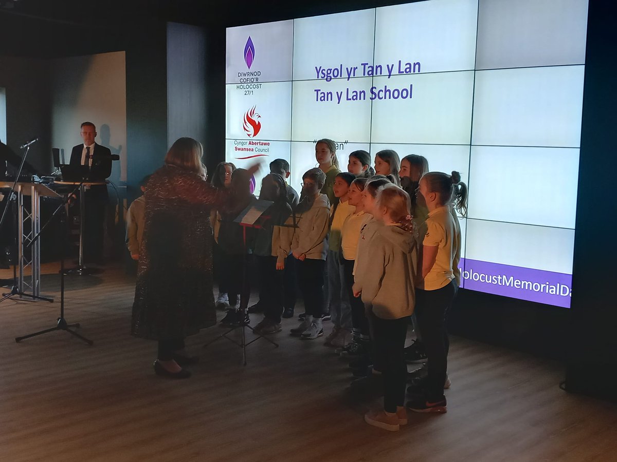 Ysgol Tan y Lan, one of our wonderful Peace Mala schools, sang beautifully at today's Holocaust Memorial Day held in Swansea.

We must not forget!

There is no room for hatred and persecution in our world.

@tanylan123

#holocaustmemorial #peacemalaschools #goldenrule
