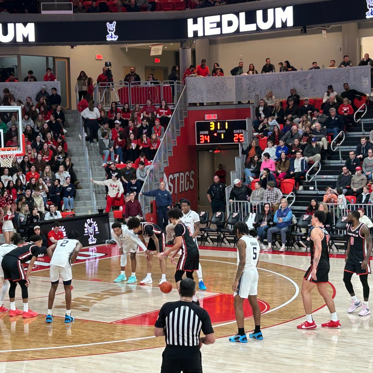 hedlumbrewing's tweet photo. We're thrilled to announce that Hedlum Brewing is now the exclusive non-alcoholic beer partner of the @FairfieldStags! Kick it with us courtside and sip on a Hedlum while you cheer on the Stags at the next big game! https://t.co/39tTJLwqP6