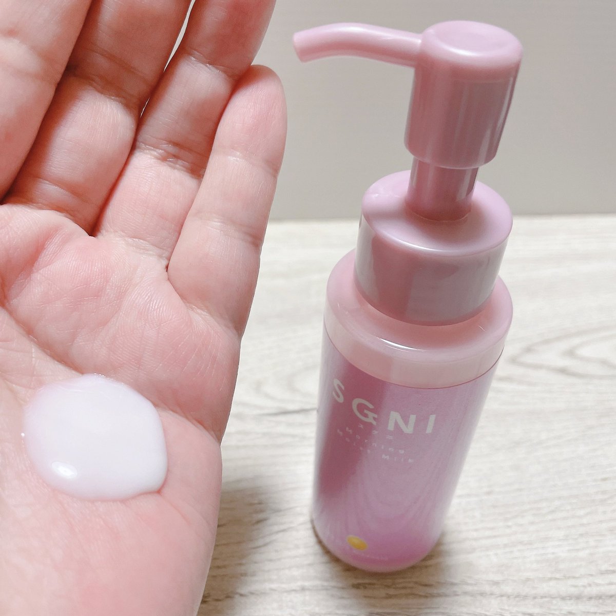 krip1222's tweet photo. #スグニ  #SGNI 
モイストミルク＆グロッシーオイル
どちらもべたつかないのに、しっとり仕上がる洗い流さないヘアトリートメント
朝、夜と使い分けもできますが、特に傷んだ髪にはW使いがおススメ❤️ 
ぜひ試してみてください🙌🎶
#PR #ヘアミルク #ヘアオイル https://t.co/OkF1Byn98X