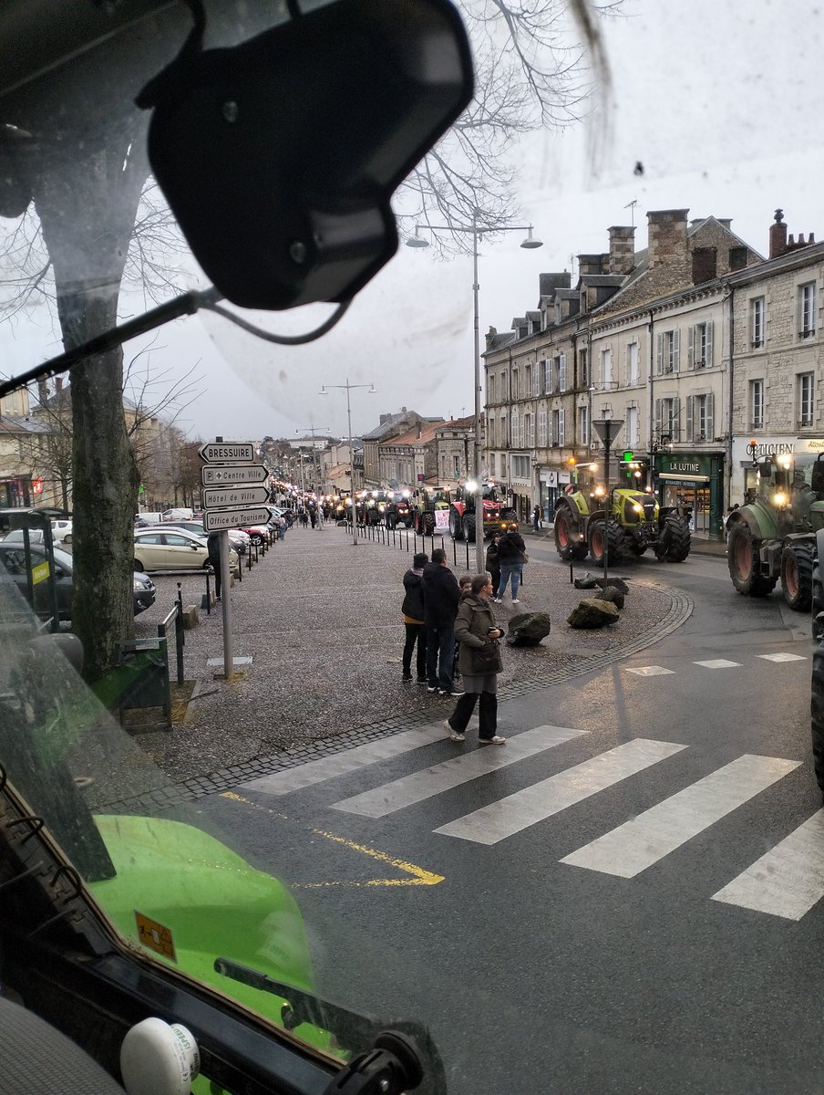 mickaelmoinard's tweet photo. Quoi de neuf mon canard barbarie.
On est sur la route nous aussi !!! https://t.co/YLVrjxL6IM