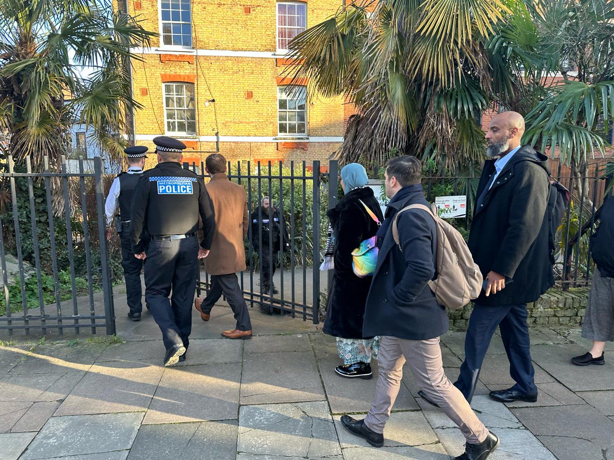 This afternoon our St Mary's &amp; St James' Ward team, Superintendent Jack May-Robinson, Cllr John Wolf, Community Safety Director Besserat Atsebaha, and Islington council Chief Executive Victoria Lawson met with the community for our Safer Spaces walk and talk!
