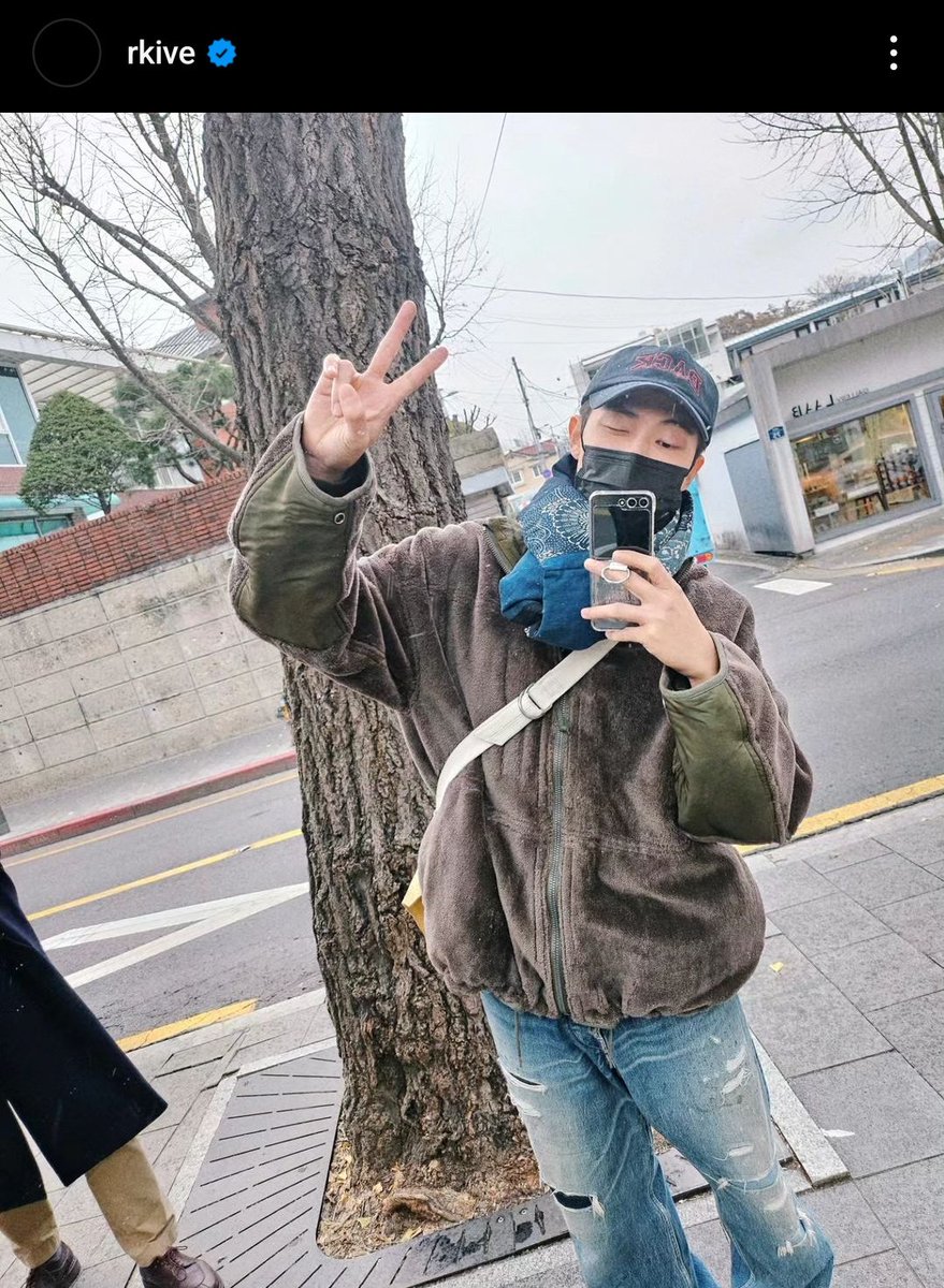 RMGlobalUnion's tweet image. What do you miss most about Namjoon? Please share and use the tag #500DaysTillJooniverse!

We miss his artsy, esthetic Instagram photodumps that he would share on the days we needed most 💜

#RM