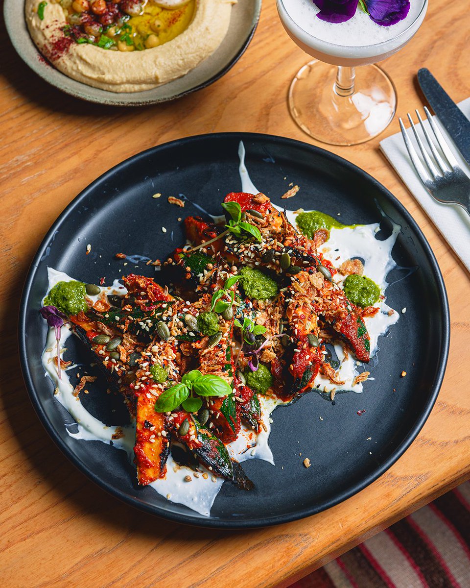 ldn_amber's tweet photo. Grilled courgettes on a bed of garlic yogurt, topped with hot passata, pumpkin dukkah, and mint drizzle. A vegetarian piece of art. 🎨 #Courgette #FineDining https://t.co/6aAD8VQ4GD