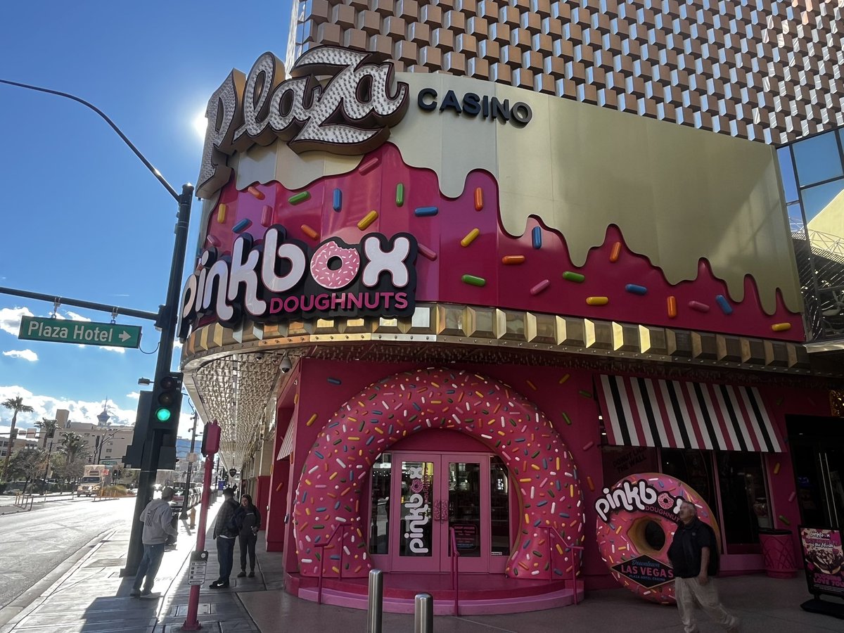 Fact: This 500 square foot donut shop grosses over $500k per MONTH!

It’s been open for 7 months…

The Plaza is a Vegas icon & was the first Vegas address - 1 Main St

Last year they had dead real estate facing Fremont st, so the owner set out to change that

Pinkbox pays 12% of